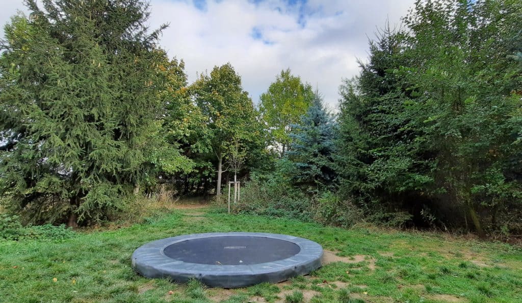 Kam s dětmi v Praze? Veřejně dostupné trampolíny v Praze, dětská hřiště s trampolínou.