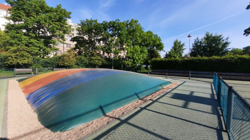 Kam s dětmi v Praze? Veřejně dostupné trampolíny v Praze, dětská hřiště s trampolínou.