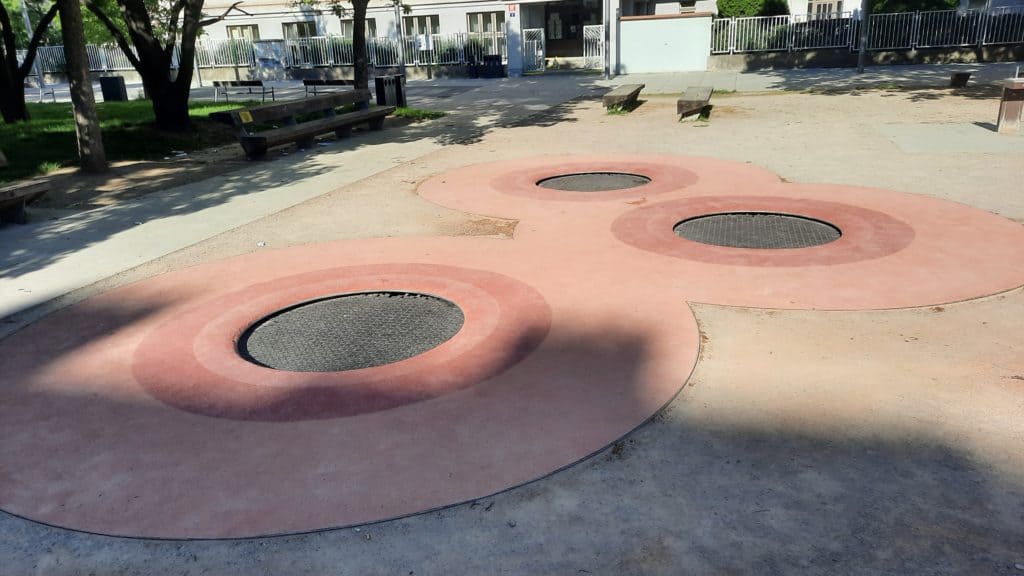 Kam s dětmi v Praze? Veřejně dostupné trampolíny v Praze, dětská hřiště s trampolínou.
