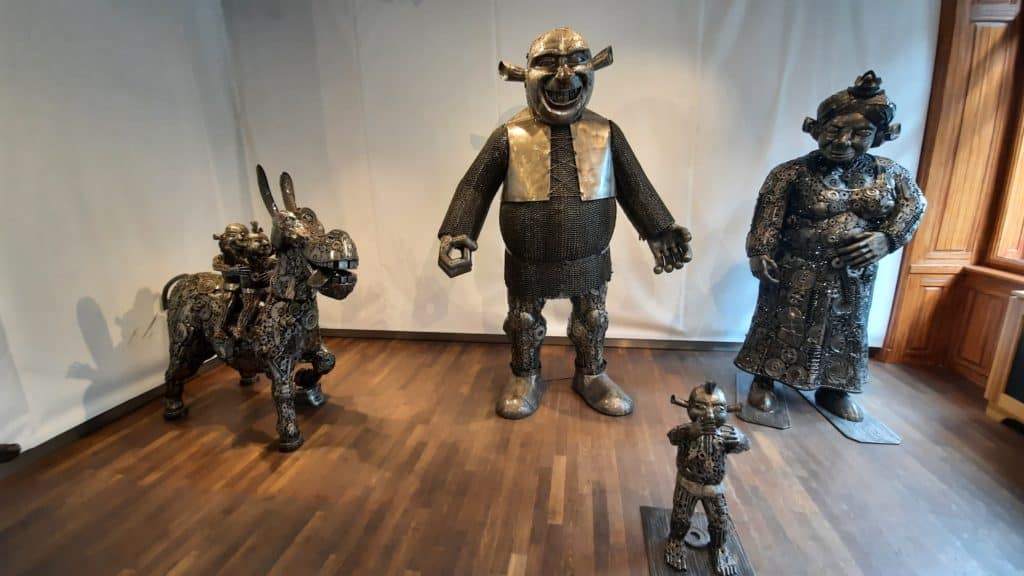Kam s dětmi v Praze: Galerie ocelových figurín