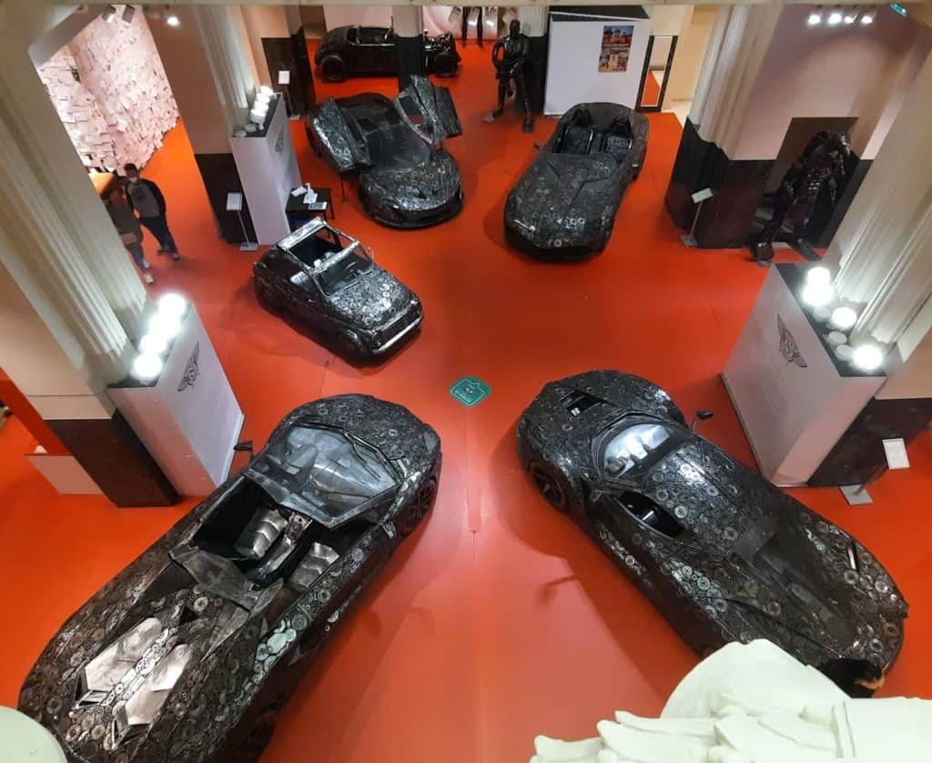 Kam s dětmi v Praze: Galerie ocelových figurín