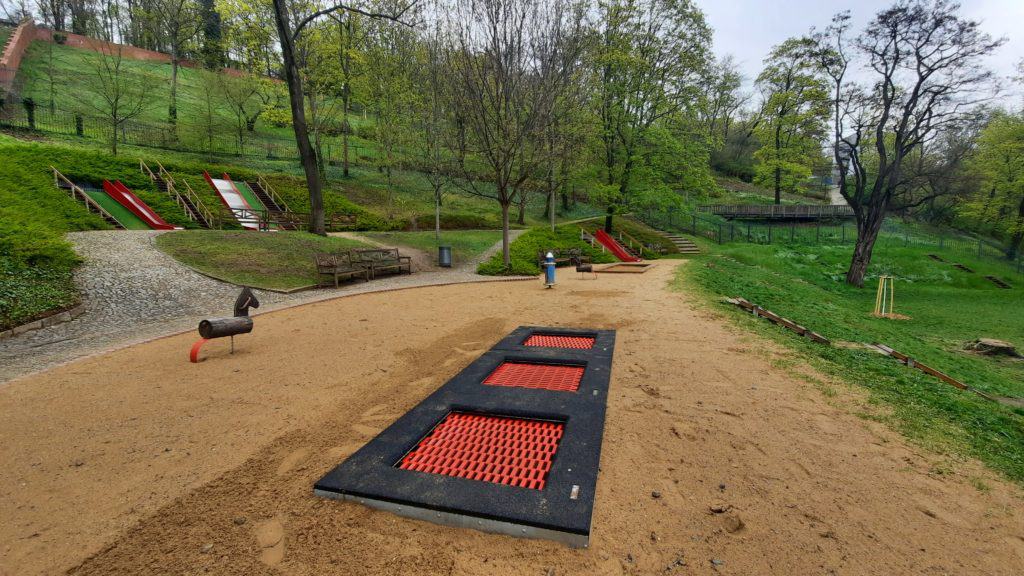 Kam s dětmi v Praze? Veřejně dostupné trampolíny v Praze, dětská hřiště s trampolínou.