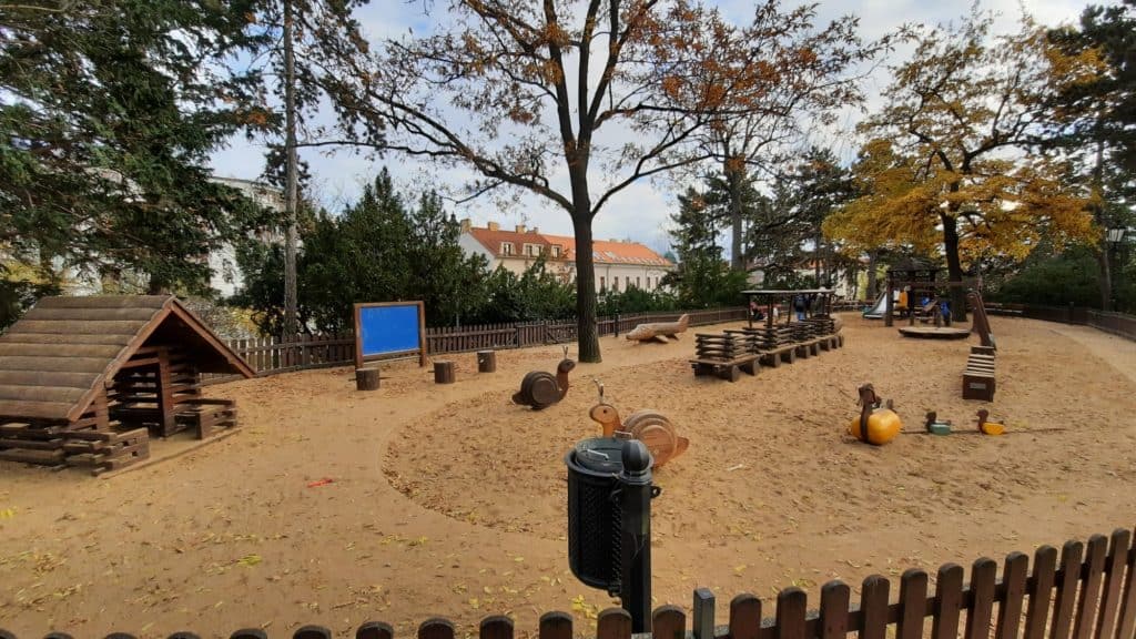 Kam v Praze s dětmi: dětské hřiště ve stínu