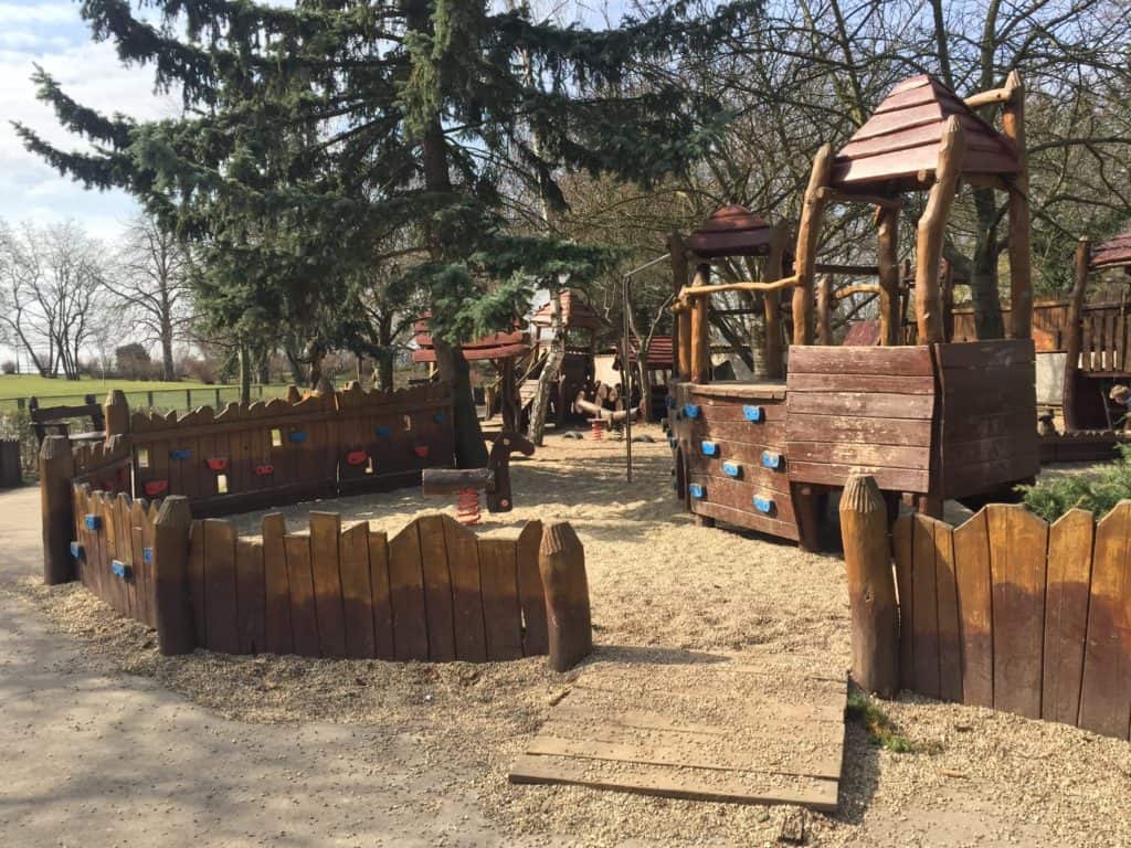 Kam v Praze s dětmi: Kolovraty - výlet vlakem, dětské hřiště ve stínu