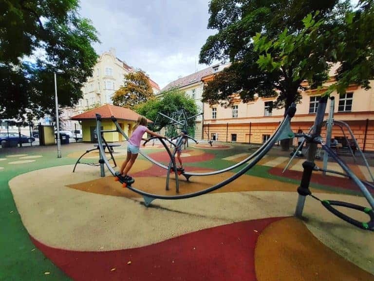 Kam v Praze s dětmi: dětské hřiště ve stínu