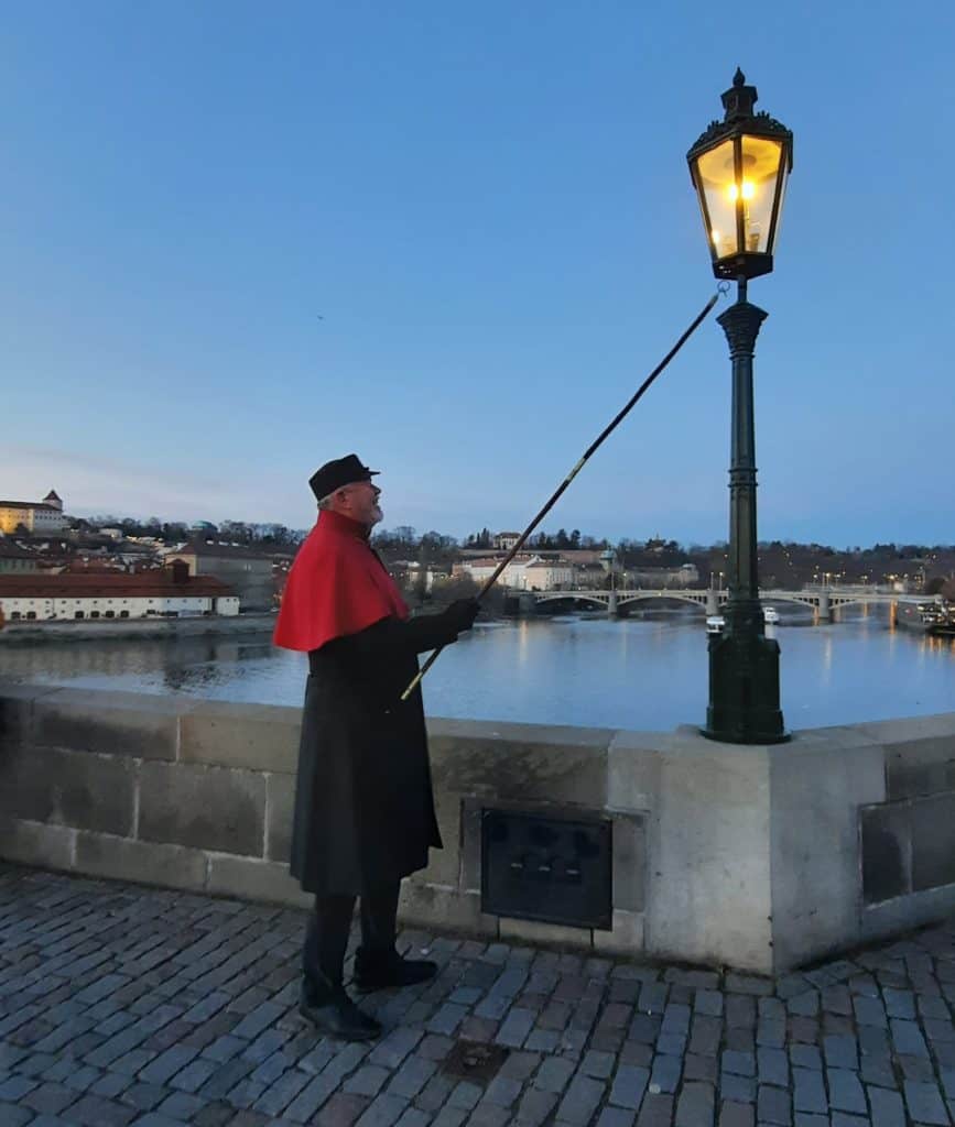 Pražské zkratky - Kam v Praze s dětmi - Lampář na Karlově mostě