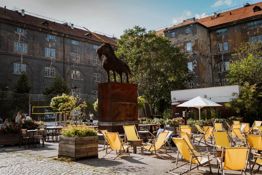 Pražské zkratky: Kam v Praze s dětmi? Léto v Praze: Karlínská kasárna 
