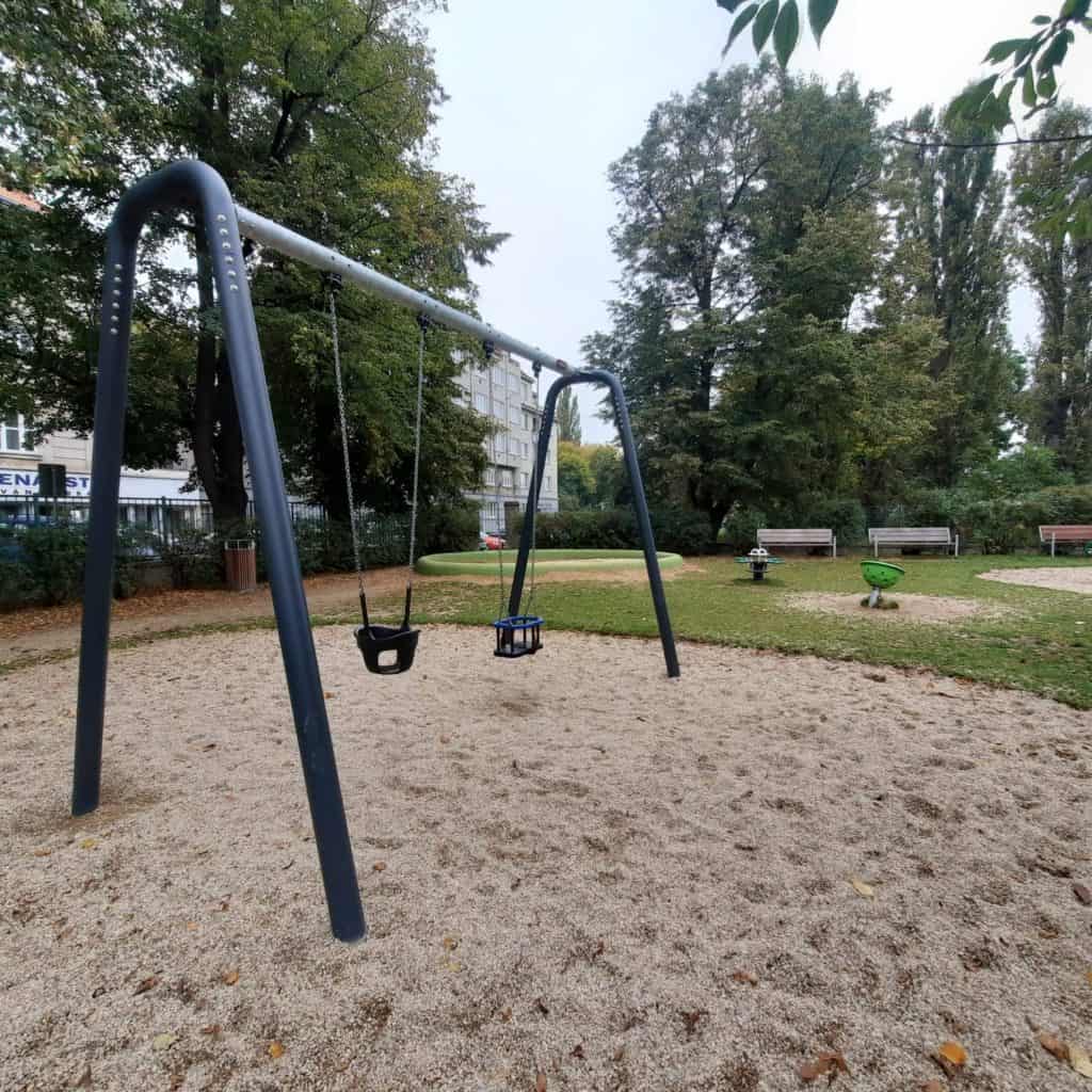 Pražské zkratky: Kam na hřiště s dětmi - houpačky pro nejmenší v Praze a okolí