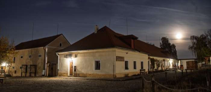 Toulcův dvůr – Od sklepa po půdu