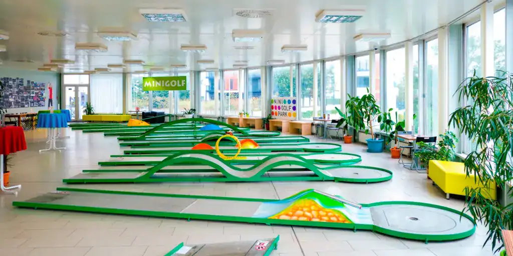 Kam s dětmi v Praze - zážitky, které nezruinují vaši peněženku - krytý minigolf v Holešovicích
